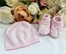 Load image into Gallery viewer, Hat &amp; Booties Pink Set
