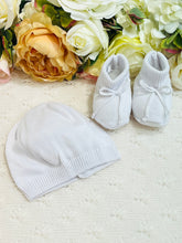 Load image into Gallery viewer, Hat &amp; Booties White Set
